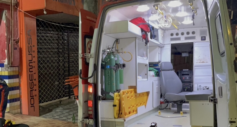 Homem leva uma pis4 após pedir um ‘teco’ de nóias no Centro de Manaus
