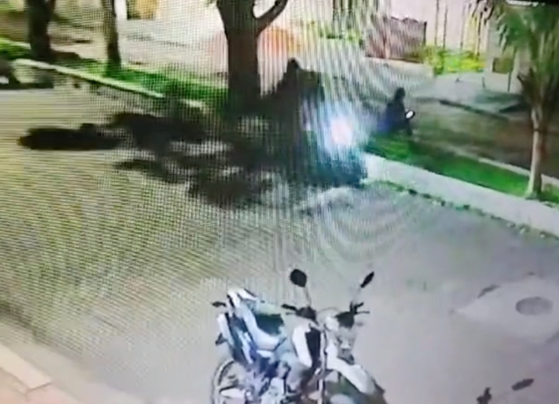 Veja momento em que bandidos armados assaltam idoso no Amazonas