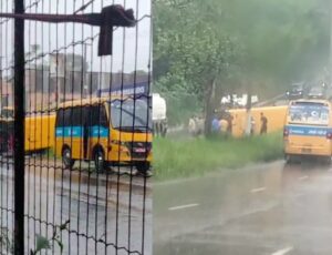 "Amarelinho" capota em pista molhada no bairro Cidade de Deus; veja vídeo