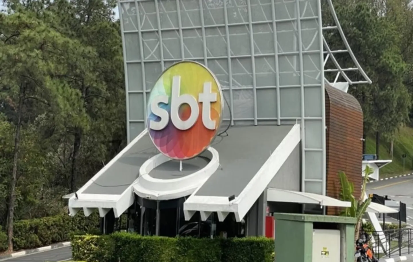 Escândalo: diretor do SBT é flagrado ‘coisando’ com funcionário no camarim