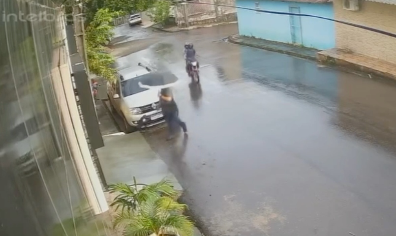 Revoltante: trabalhador é assaltado por dupla criminosa em Manaus; veja vídeo