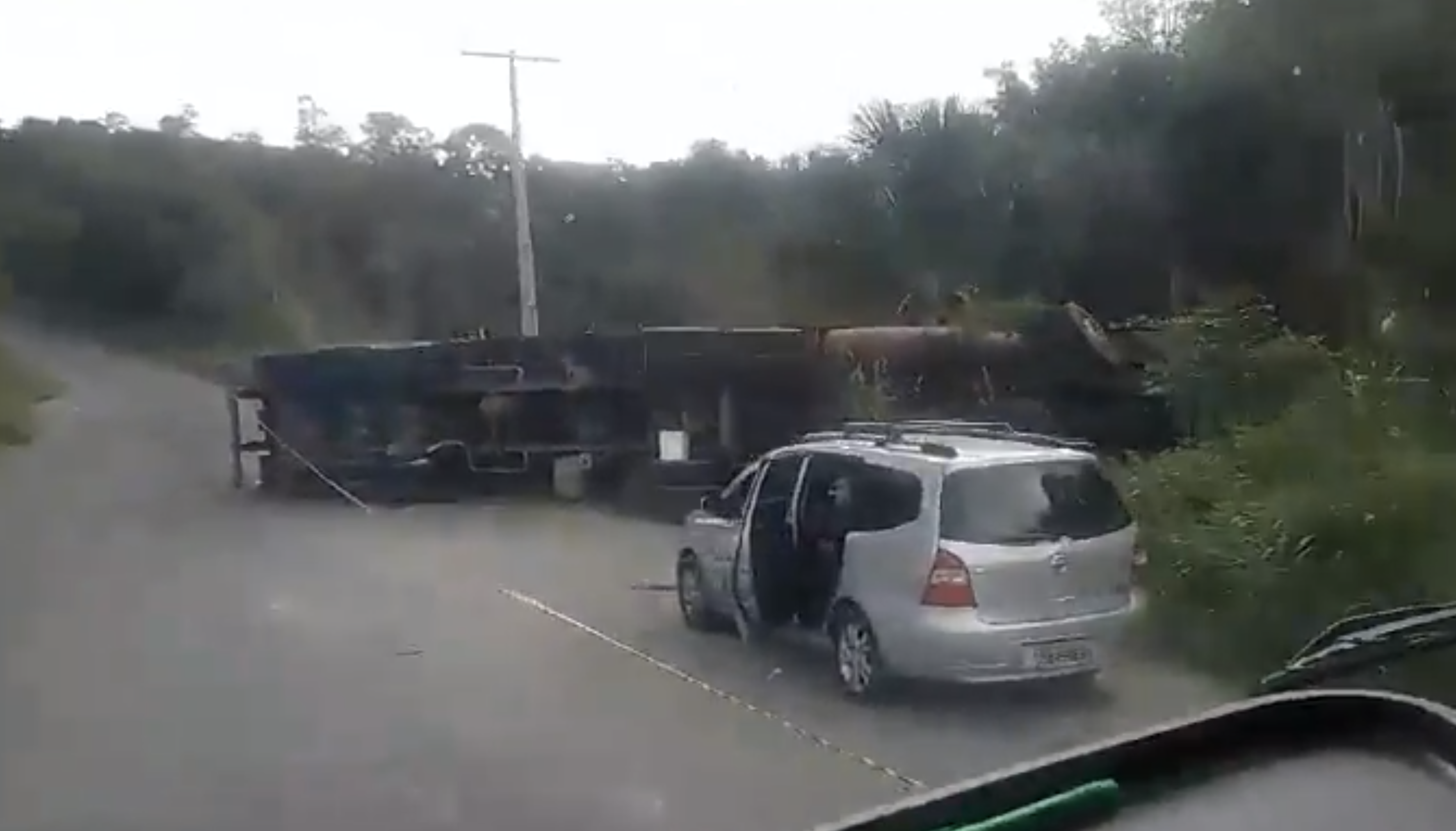 Carreta tomba durante acidente de trânsito na AM-010; veja vídeo