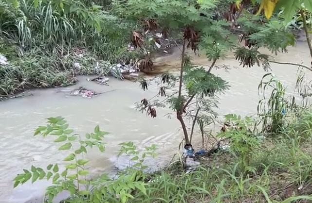 Urgente: corp0 é encontrado boiando em igarapé no Tancredo Neves