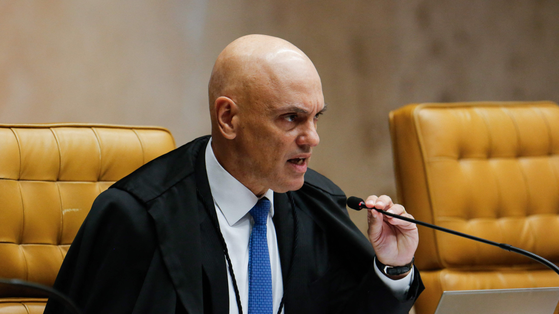 Moraes se declara impedido em caso de ameaça à sua família, mas mantém prisões