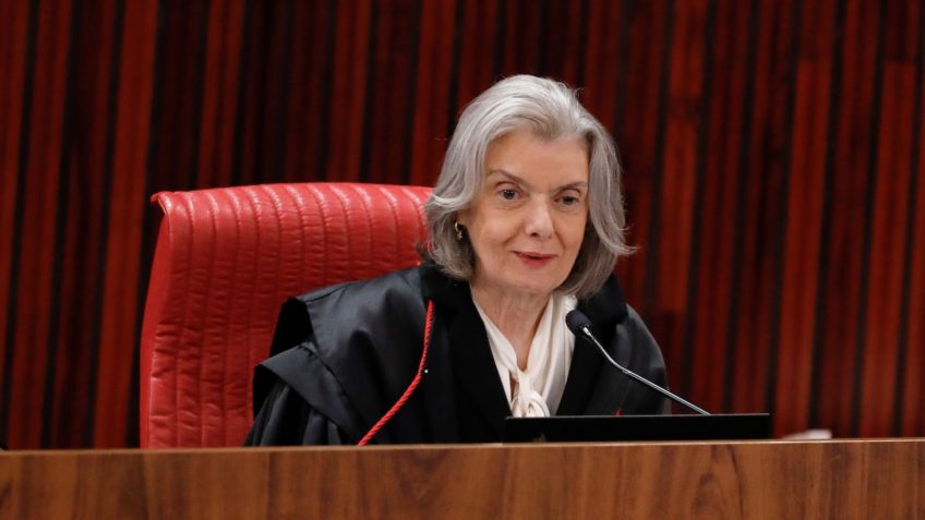Cármen Lúcia toma posse como presidente do TSE nesta segunda-feira (3)