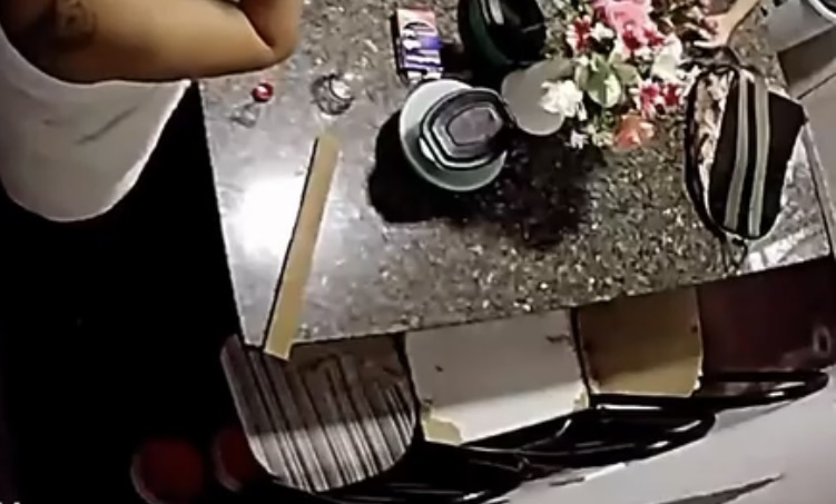 Grave: madrastra é flagrada espanc4nd0 enteada na Compensa; veja vídeo