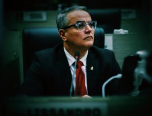 Vereador Lissandro Breval é processado por estelionato e falsificação de assinatura da própria mãe