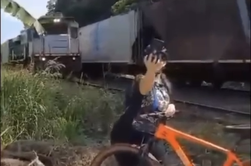 Selfie fat4l: Mulher é atropel4d4 por trem na frente das amigas; veja vídeo