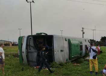 Acidente com ônibus da quadrilha ‘Caipiras da Roça’ deixa mais de 40 ferid0s na BR-174; veja vídeo