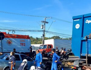 Acidente entre carreta e moto deixa dois ferid0s no Distrito Industrial; veja vídeo