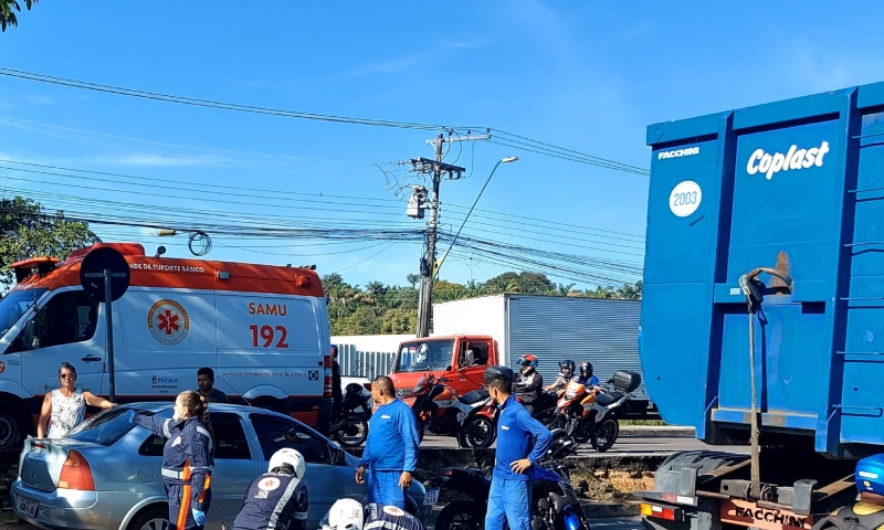 Acidente entre carreta e moto deixa dois ferid0s no Distrito Industrial; veja vídeo