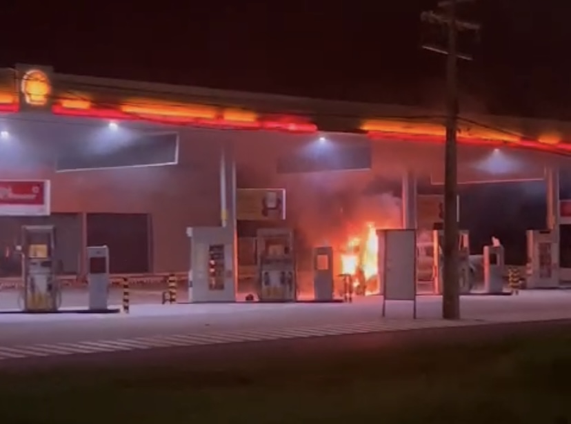 Urgente: posto de gasolina pega fogo na av. do Turismo; veja vídeos