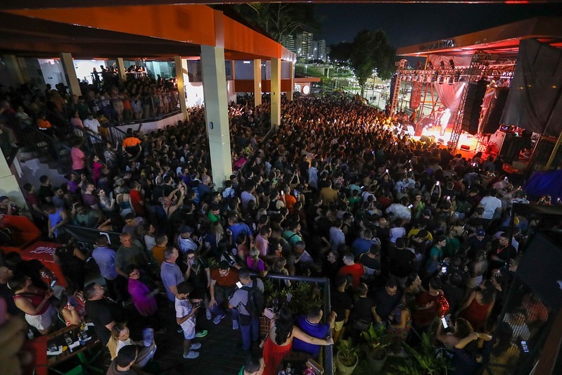 No Dia dos Namorados, prefeitura reúne 2,5 mil pessoas em show de Jorge Vercillo