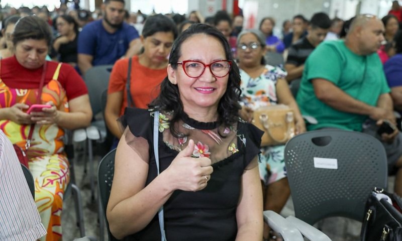“Meu coração está explodindo de felicidade” diz moradora do Viver Melhor 1 ao receber título definitivo de imóvel