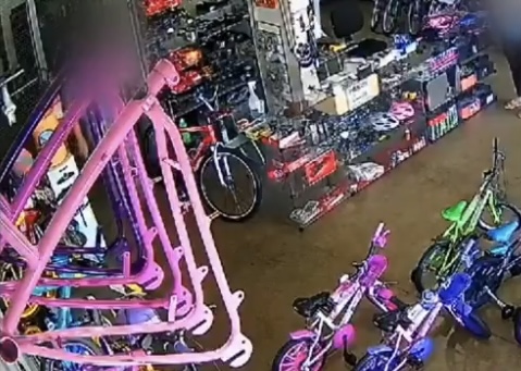 Dia de sorte: Ladrão é expulso na base da  ‘bicuda’ após tentar roubar loja; veja vídeo