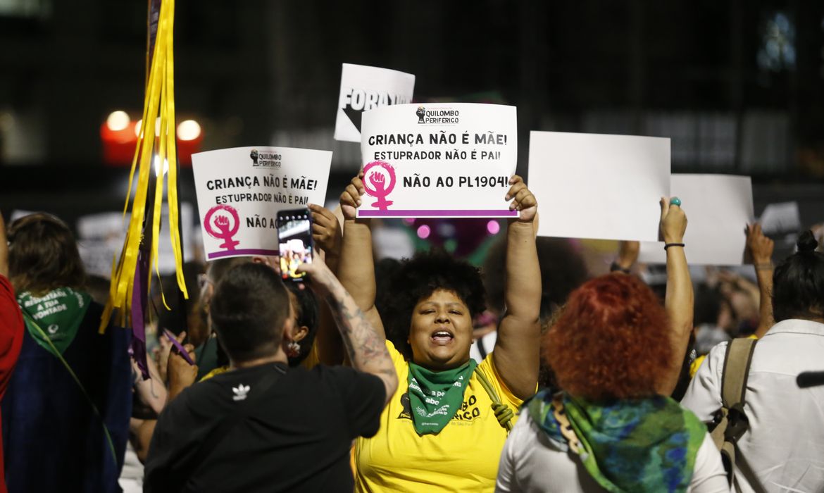 Manifestantes tomam conta das ruas em protesto contra PL do abort0