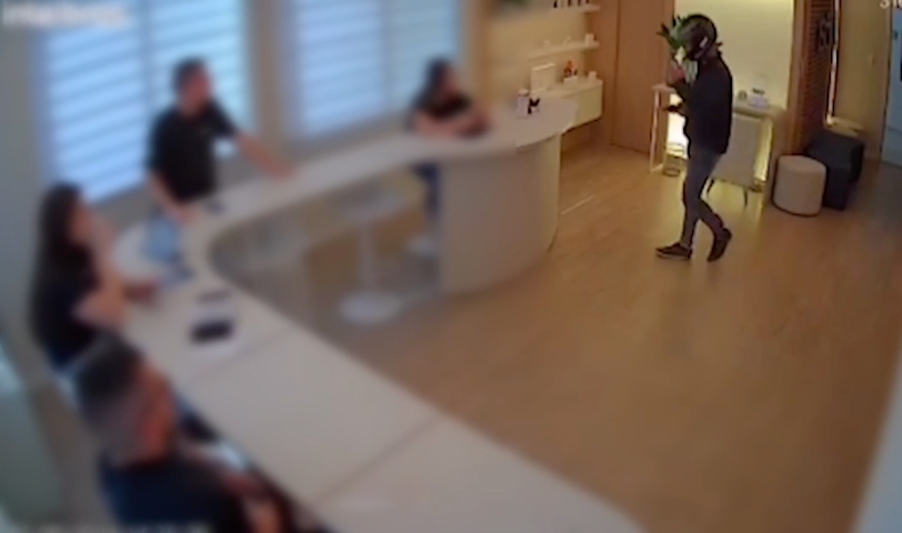 Ladrão leva a pior ao tentar assaltar trabalhador que também estava arm4do: ‘por favor, não me m4ta’; veja vídeo