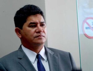 Prefeito Bi Garcia descumpre decisão judicial e tenta boicotar curso de Medicina da Fametro Parintins