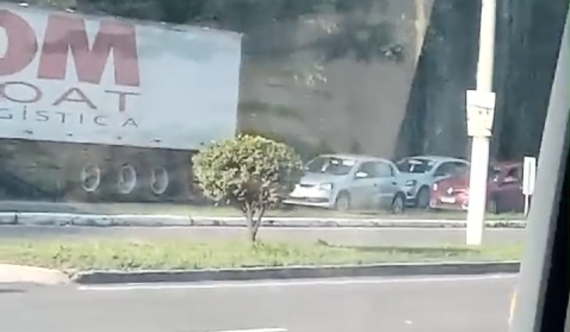Urgente: motoqueiro é esmag4d0 por carreta em Manaus; veja vídeos