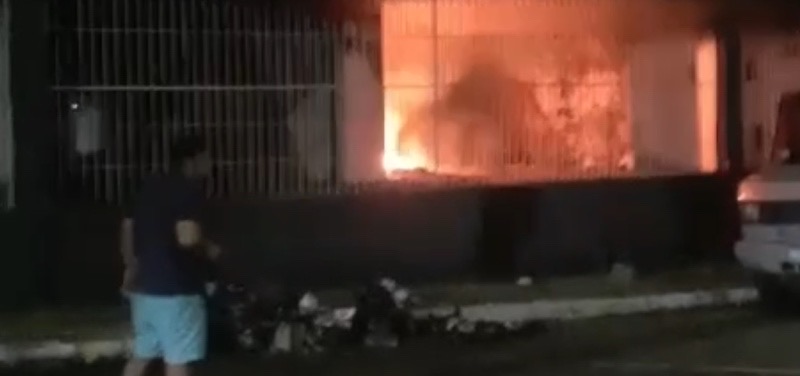 Urgente: Atlético Rio Negro Club pega fogo em Manaus; veja vídeos