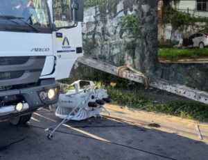 Carro perde controle e derruba poste de energia da avenida Max Teixeira; veja vídeo