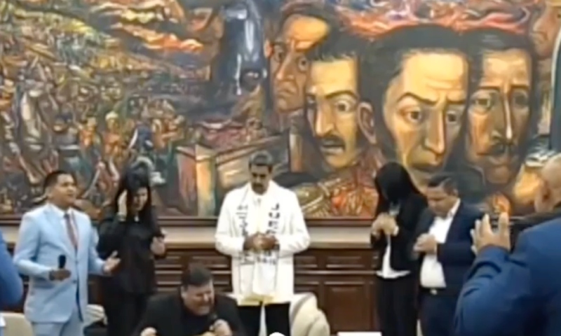 Nicolás Maduro realiza ritual religioso para pedir “perdão pela corrupção e arrogância”; veja vídeo