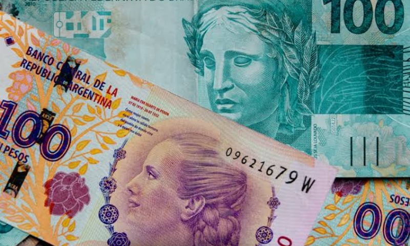Peso argentino desvaloriza menos que o Real e Brasil tem a pior moeda entre emergentes em 2024