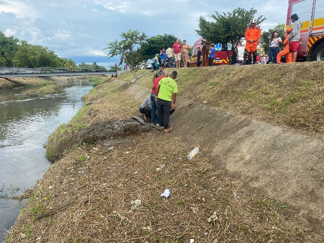 Com medo, idoso se esconde em bueiro e se recusa a sair, em Manaus; veja vídeo