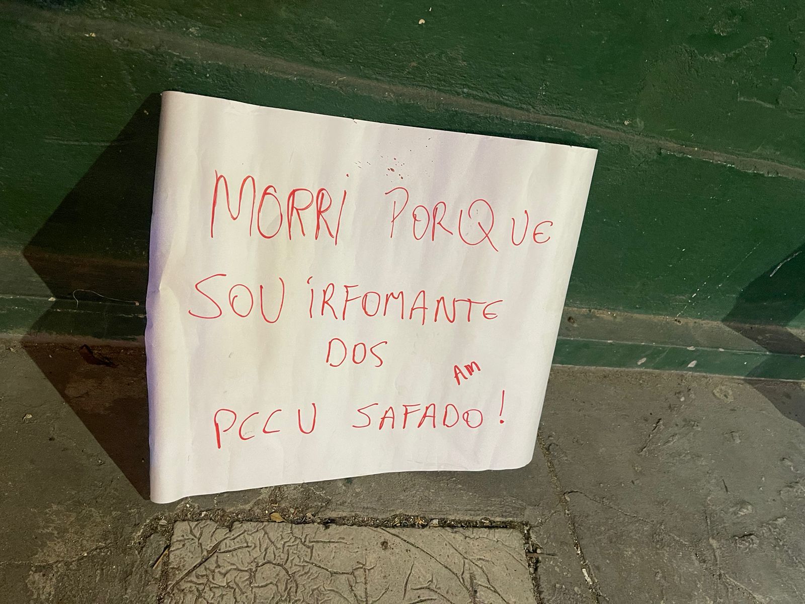 F4cções em Guerra: criminos0s deixam bilhete ao lado de corpo de jovem execut4d4 em Manaus