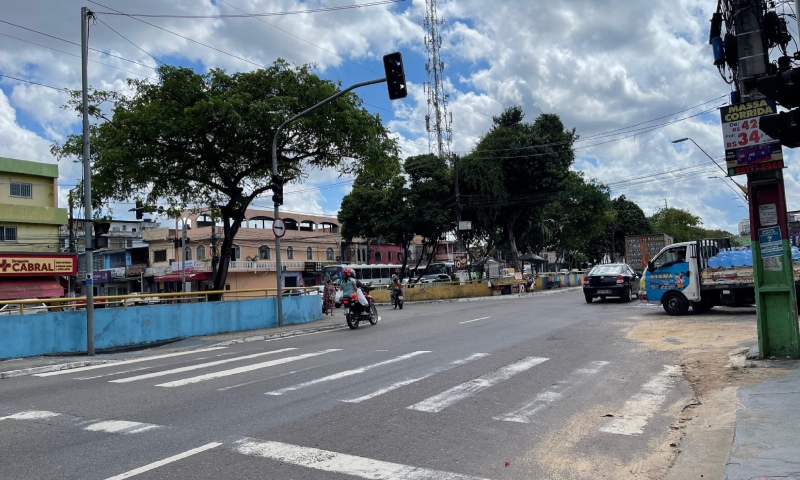 Furto de cabos afetam funcionamento de semáforo na avenida Brasil, na zona oeste da cidade