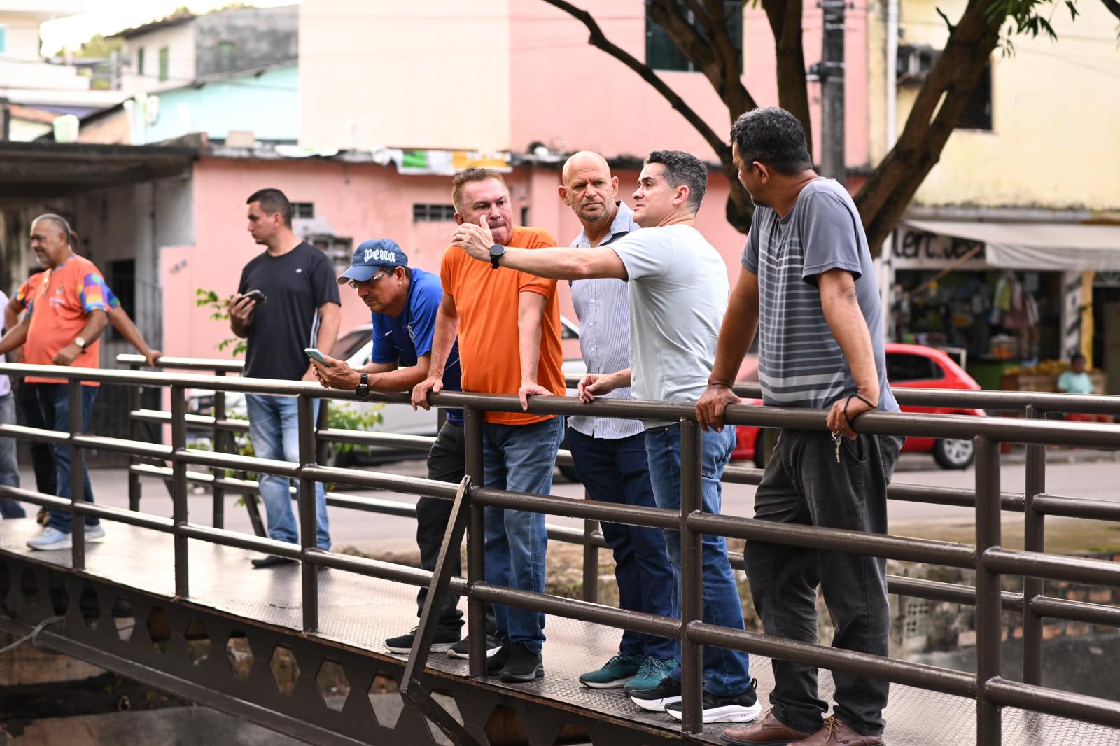 Prefeito David acompanha instalação de ecobarreira na zona Sul de Manaus