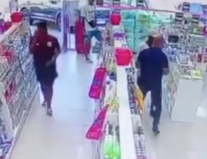 Bandido que assaltava farmácia tem "CPF Cancelado" por policial à paisana; veja vídeo