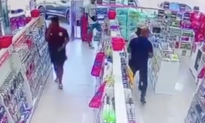 Bandido que assaltava farmácia tem “CPF Cancelado” por policial à paisana; veja vídeo