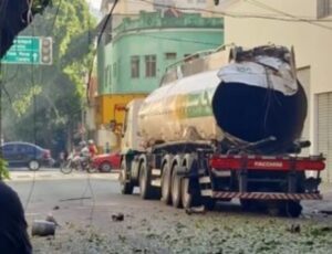 Caminhão-tanque explode e deixa rastro de destruição no RJ; veja vídeo