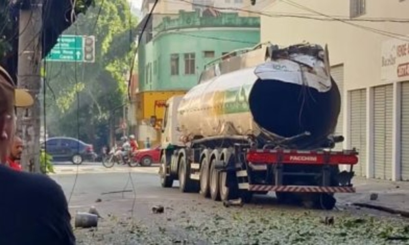 Caminhão-tanque explode e deixa rastro de destruição no RJ; veja vídeo
