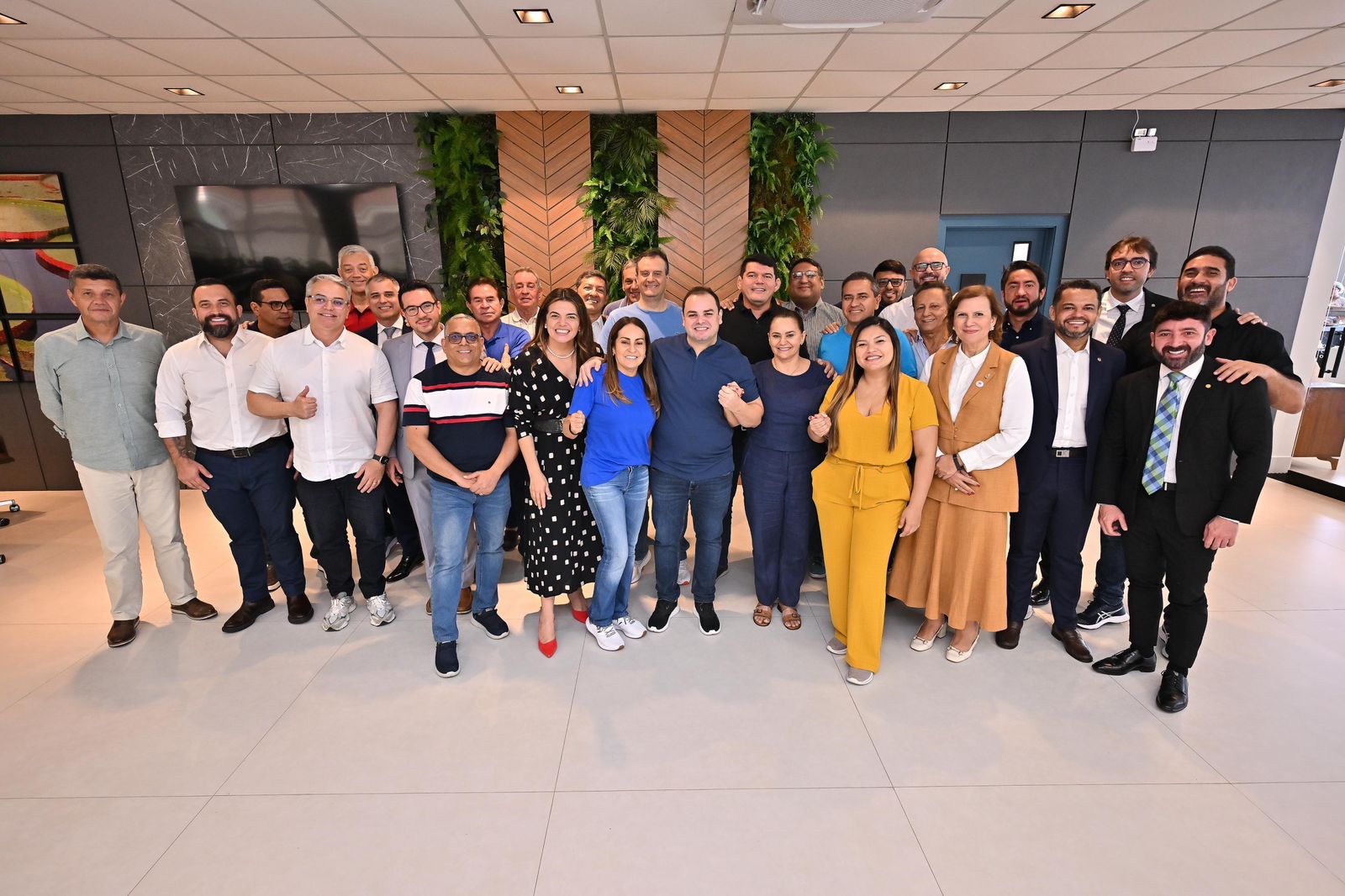 Roberto Cidade se reúne com parlamentares e destaca crescimento na corrida eleitoral