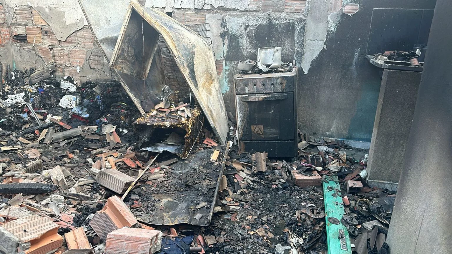 Incêndio destrói kitnet e família perde tudo, no bairro Alvorada