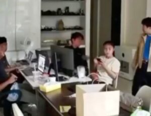 Brig4 por causa de varal termina com casal de noivos sendo m0rto por inquilino; veja vídeo