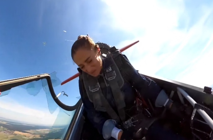 Impressionante: cobertura de avião se abre em pleno voo e piloto faz pouso de emergência; veja vídeo