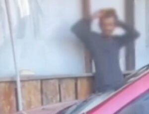 "Taradão" causa revolta após assediar senhoras na Ponta Negra: "tem que prender esse imoral"; veja vídeo