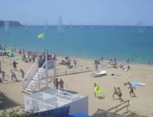 Parece até filme: banhistas russos correm de bombas lançadas pela Ucrânia em praia; veja vídeo