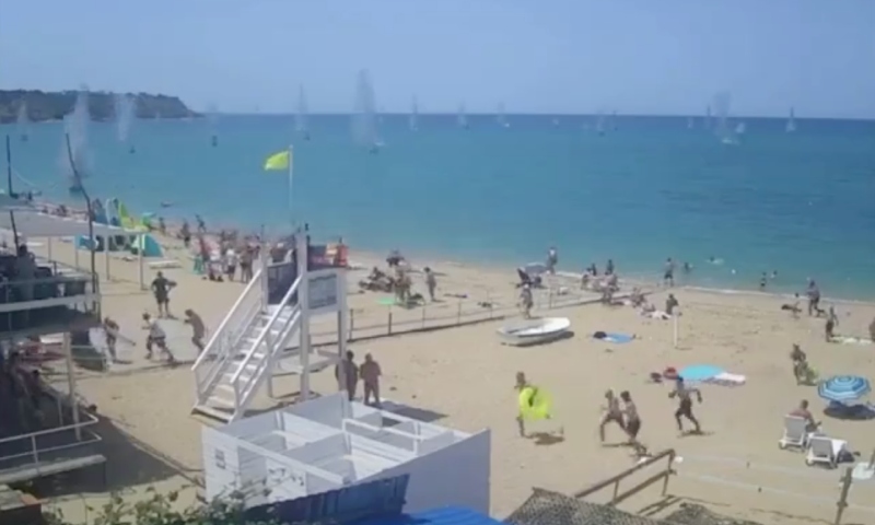 Parece até filme: banhistas russos correm de bombas lançadas pela Ucrânia em praia; veja vídeo