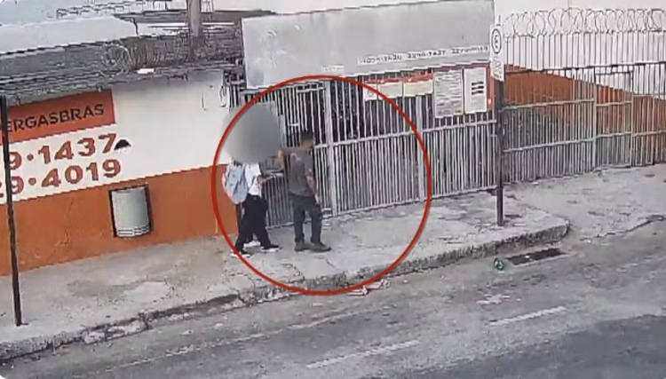 Bandido r0uba e alici4 adolescentes a caminho da escola; veja vídeo