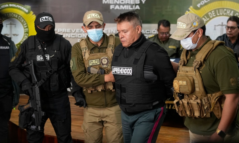 Governo da Bolívia mostra general Zuñiga preso e algemado após tentativa de golpe fracassada; veja vídeo