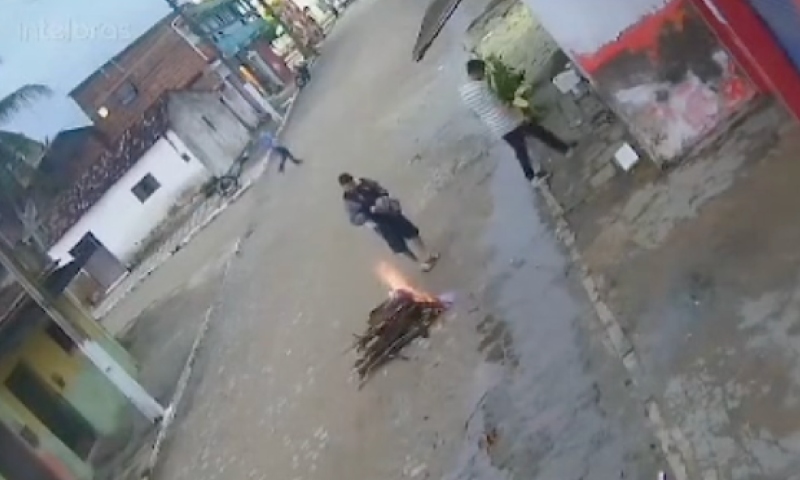 Homem tenta usar combustível para acender fogueira e vira “tocha hum4na”; veja vídeo