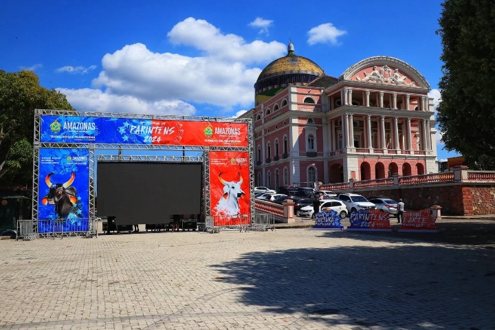 Palco para transmissão da Festa dos Visitantes de Parintins está pronto no Largo São Sebastião, em Manaus