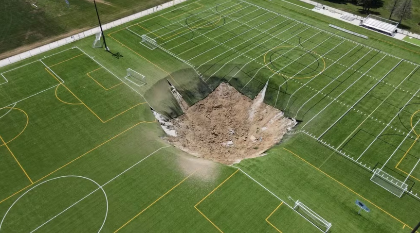 Veja momento em que buraco gigante se abre e engole parte de campo de futebol