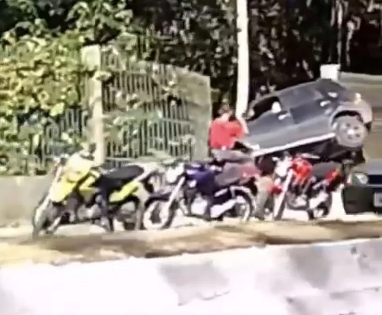 Carro destrói muro da UFAM e deixa uma pessoa ferida durante acidente em Manaus