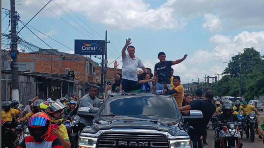 Bolsonaro e Michelle são ovacionados em motociata em Belém