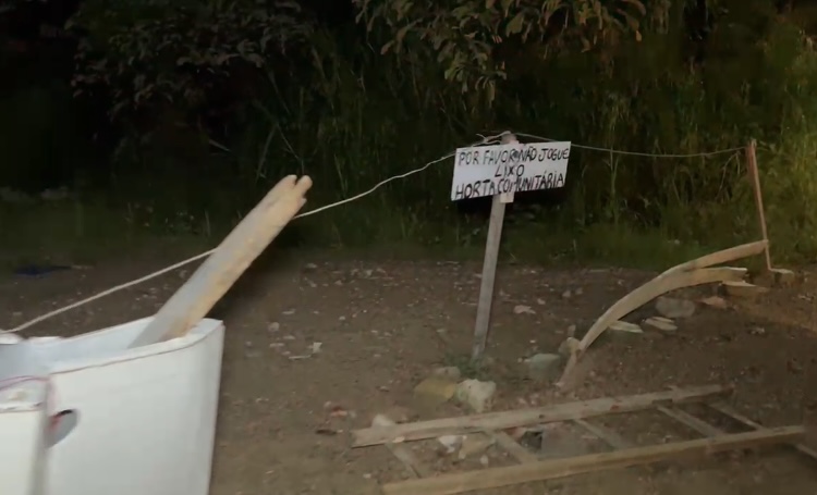 Idoso leva paul4d4s após reclamar de lixo em terreno baldio no Nova Cidade